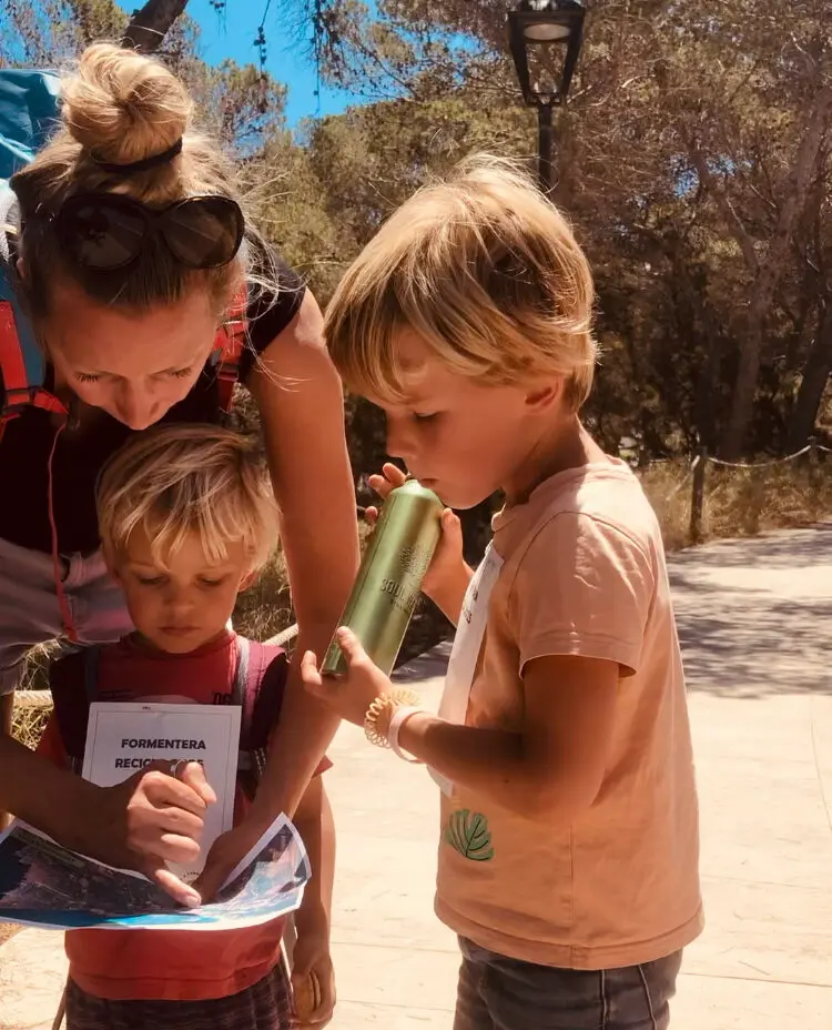 Ouders begeleiden kinderen op reis en bij natuurlijk leren met aandacht