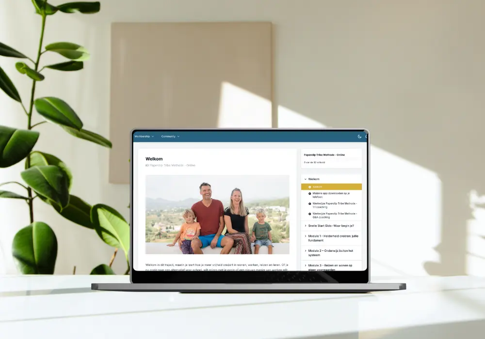 Laptop met de Paperclip Tribe Methode – Online omgeving waarin ouders stap voor stap leren hoe ze vrijer kunnen wonen, werken en leren met hun gezin.